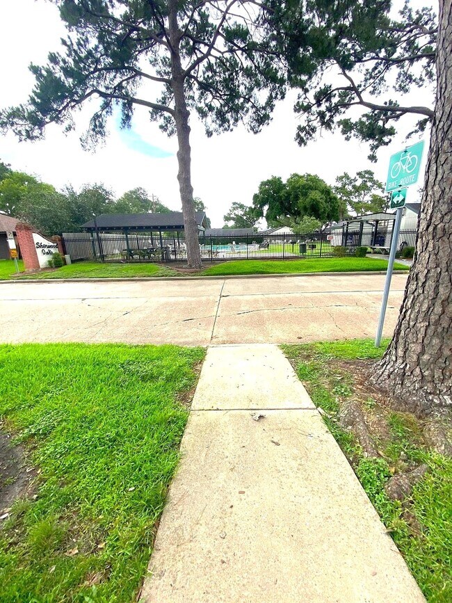 Building Photo - 1102 W Tri Oaks Ln