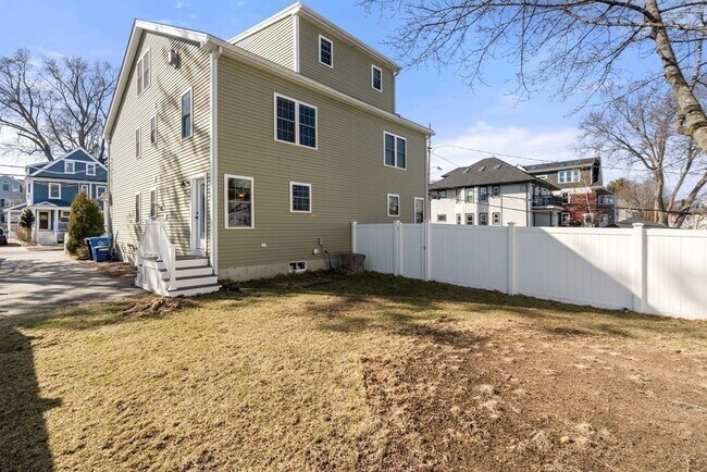 Building Photo - 220 White St