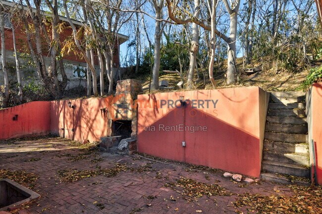 Building Photo - 1577 Glen Arbor St