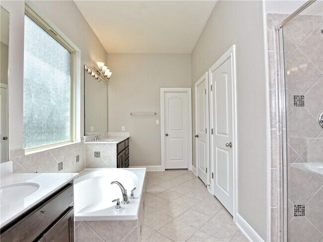 Building Photo - 2208 Legend Hill Dr