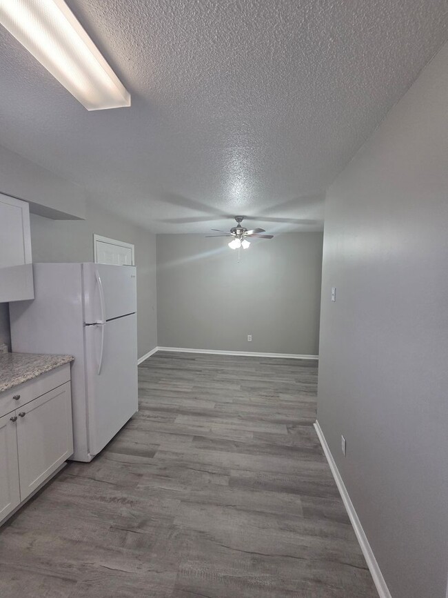 Building Photo - Beautifully Updated 2-Bedroom Townhome with Washer/Dryer Hookups!