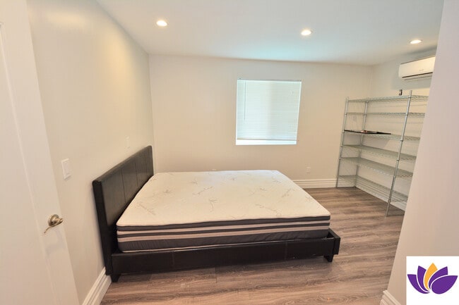 Building Photo - 5955 Hillview Park Ave