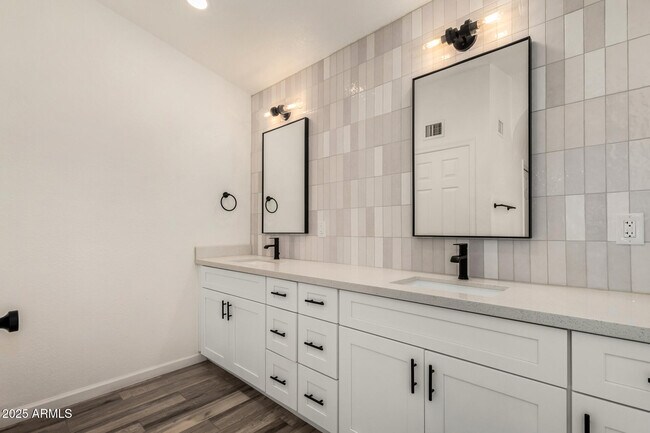 Building Photo - 687 E Park Ave