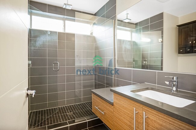 Building Photo - 2 BED & 1.5 BATH TOWNHOME FOR RENT
