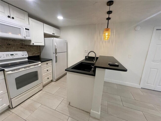 Building Photo - 614 N Hyer Ave