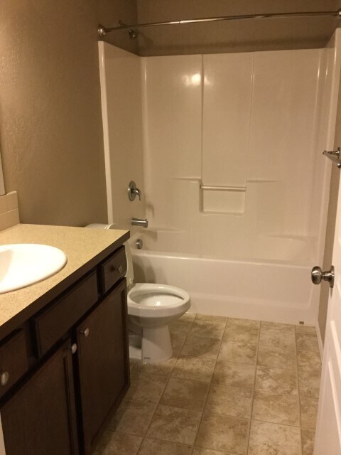 Building Photo - Beautiful 3 bedroom, 2.5 bath in the  Hampton Place/Candlewood Estates!