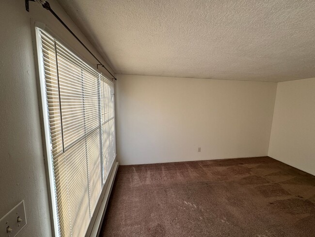 Building Photo - Charming 3-Bedroom SE Portland Home – Fully Fenced Yard - Video attached