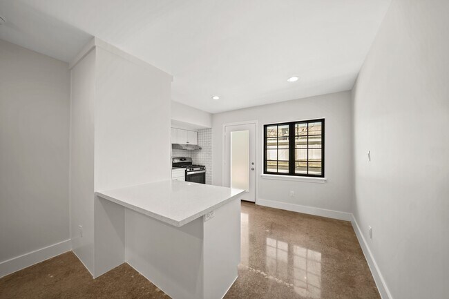 Building Photo - 520 Lovett Blvd