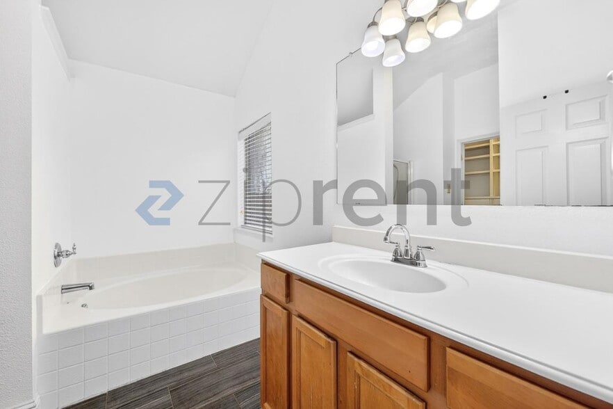 Building Photo - 1042 Grimes Dr