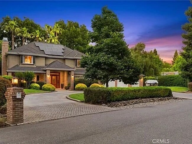Building Photo - Custom built home with an AMAZING resort l...