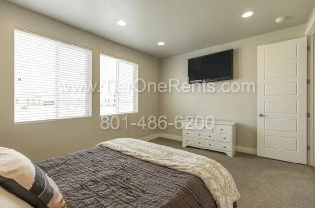 Building Photo - NO DEPOSIT option available for qualified ...