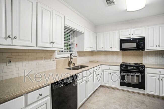 Building Photo - 3420 Linderwood Dr