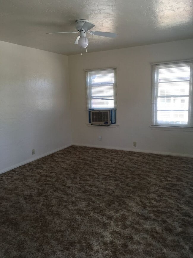 Building Photo - 2 bedroom downtown home with fenced yard