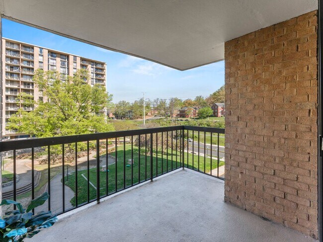 Building Photo - This beautiful 1 bed, 1 bath condo with ov...