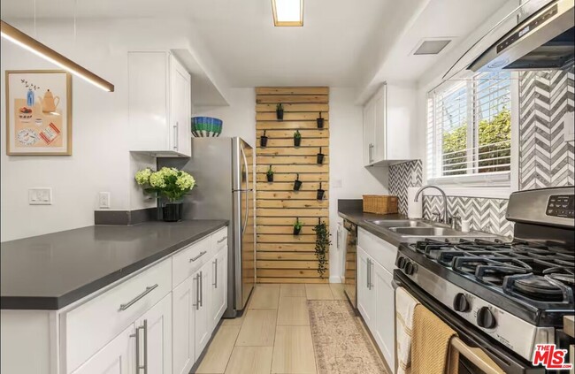 Building Photo - 5700 Vanalden Ave