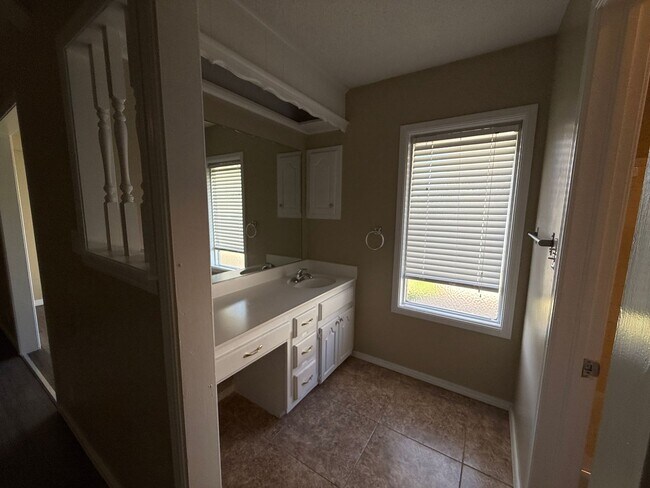 Building Photo - Spacious 4 Bedroom in South Tulsa