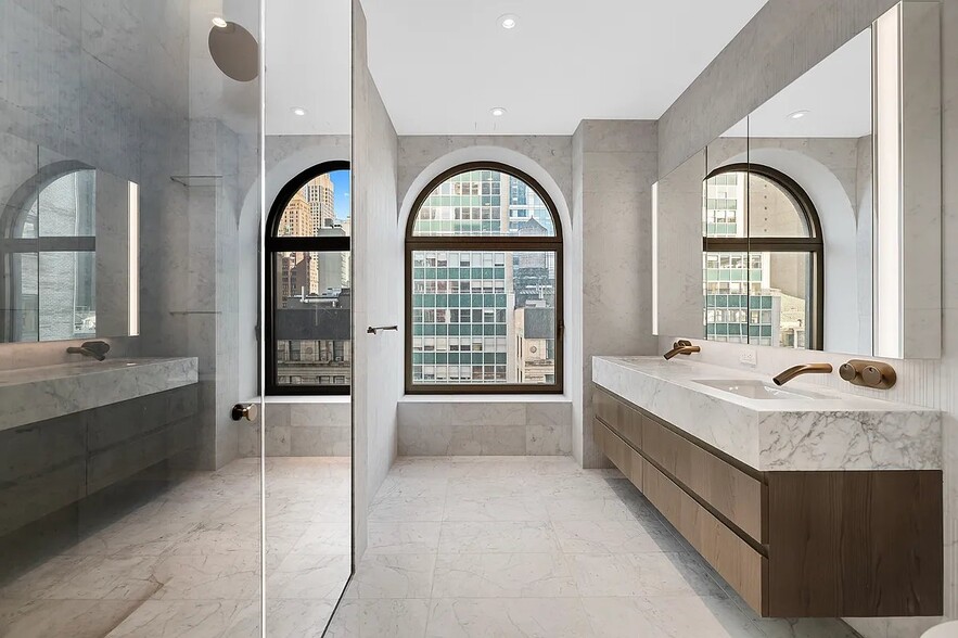 Building Photo - 130 William St