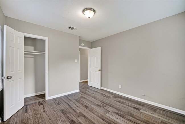 Building Photo - 4909 Holloway Dr