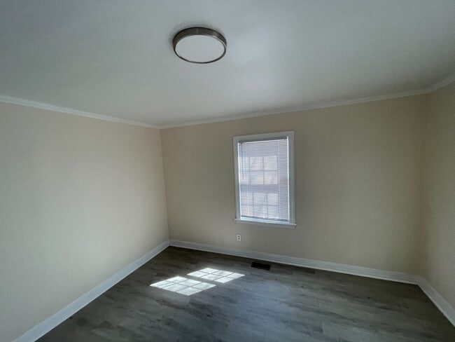 Building Photo - 2 Bedroom House - Available late August