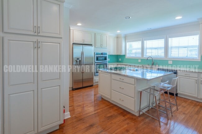Building Photo - 4890 College Dr E