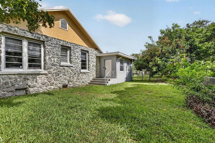 Building Photo - 2465 Taylor St
