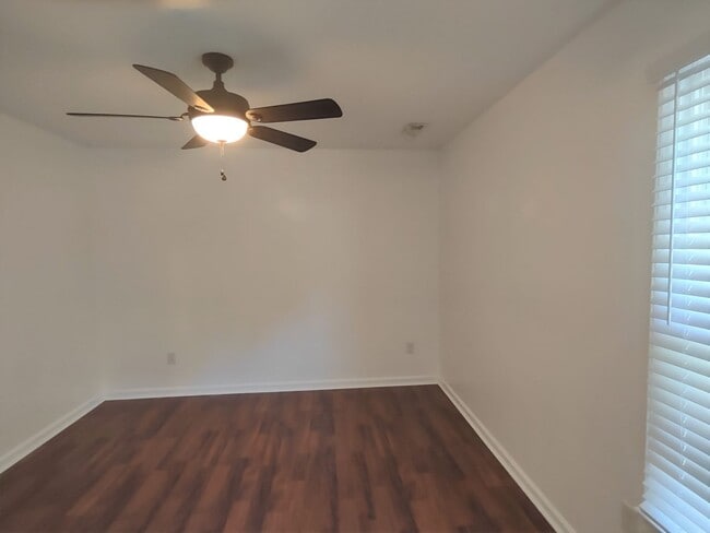Building Photo - Beautiful Brick Ranch located in Cinnamon ...