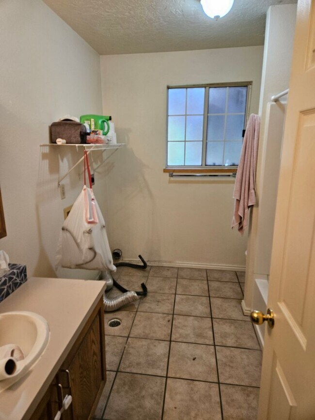 Building Photo - North Orem 2 bedroom/1 bath apartment - Pr...