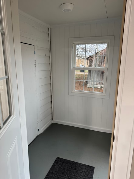 Building Photo - 515 E 9th St