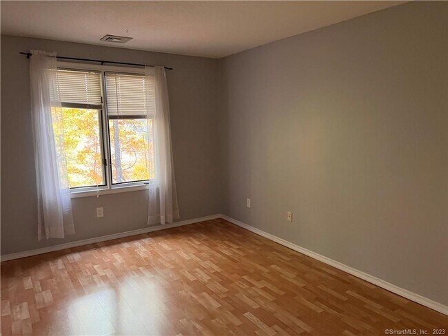 Building Photo - 42 Uplands Way