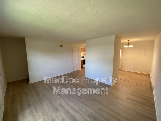 Building Photo - 624 Highview Ct