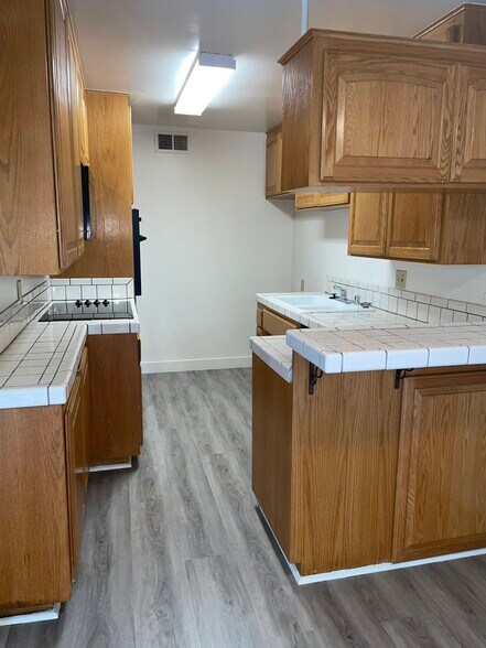 Building Photo - 17424 Burbank Blvd