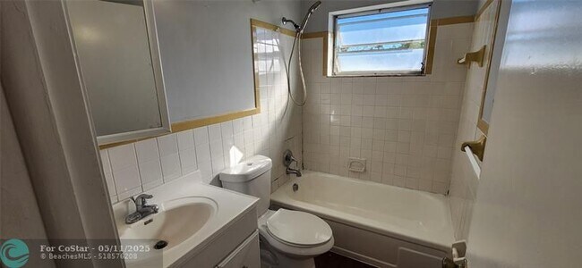 Building Photo - 6220 SW 41st Ct