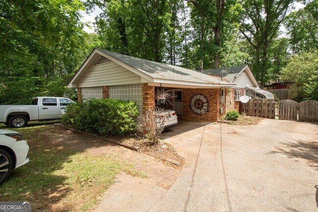 Building Photo - 1005 College Station Rd