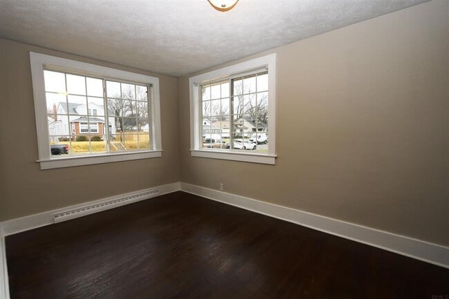 Building Photo - Updated 3 bedroom South Bend, IN Home