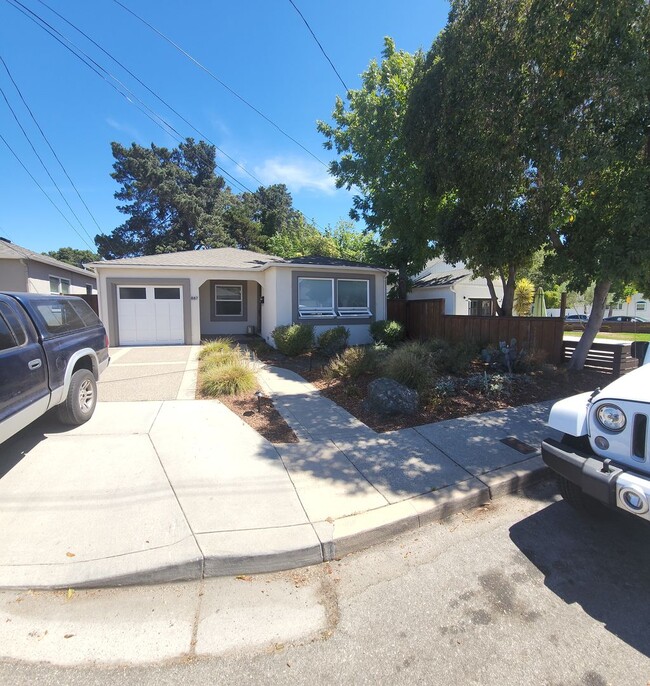 Building Photo - Beautiful, updated home close to Poly and ...