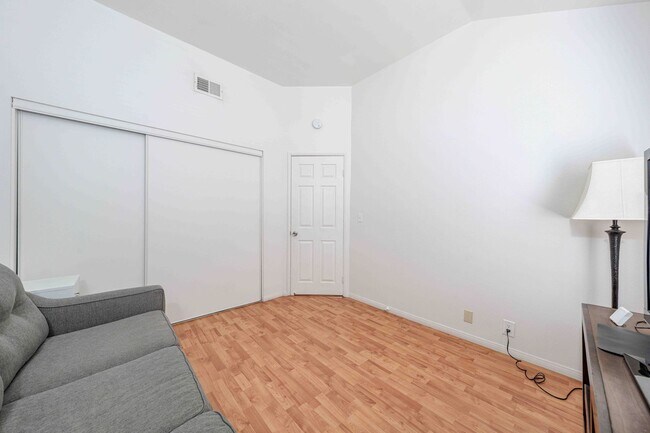 Building Photo - Gated 2BR Condo with Pool View