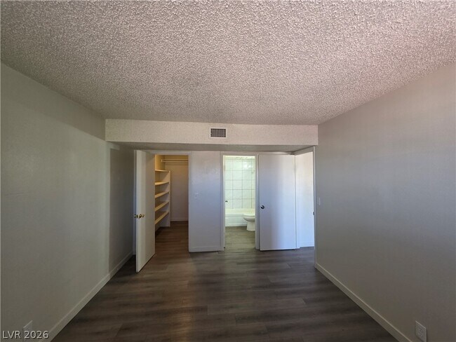 Building Photo - 615 S Royal Crest Cir