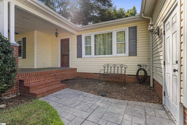 Building Photo - 112 N Rockview Dr