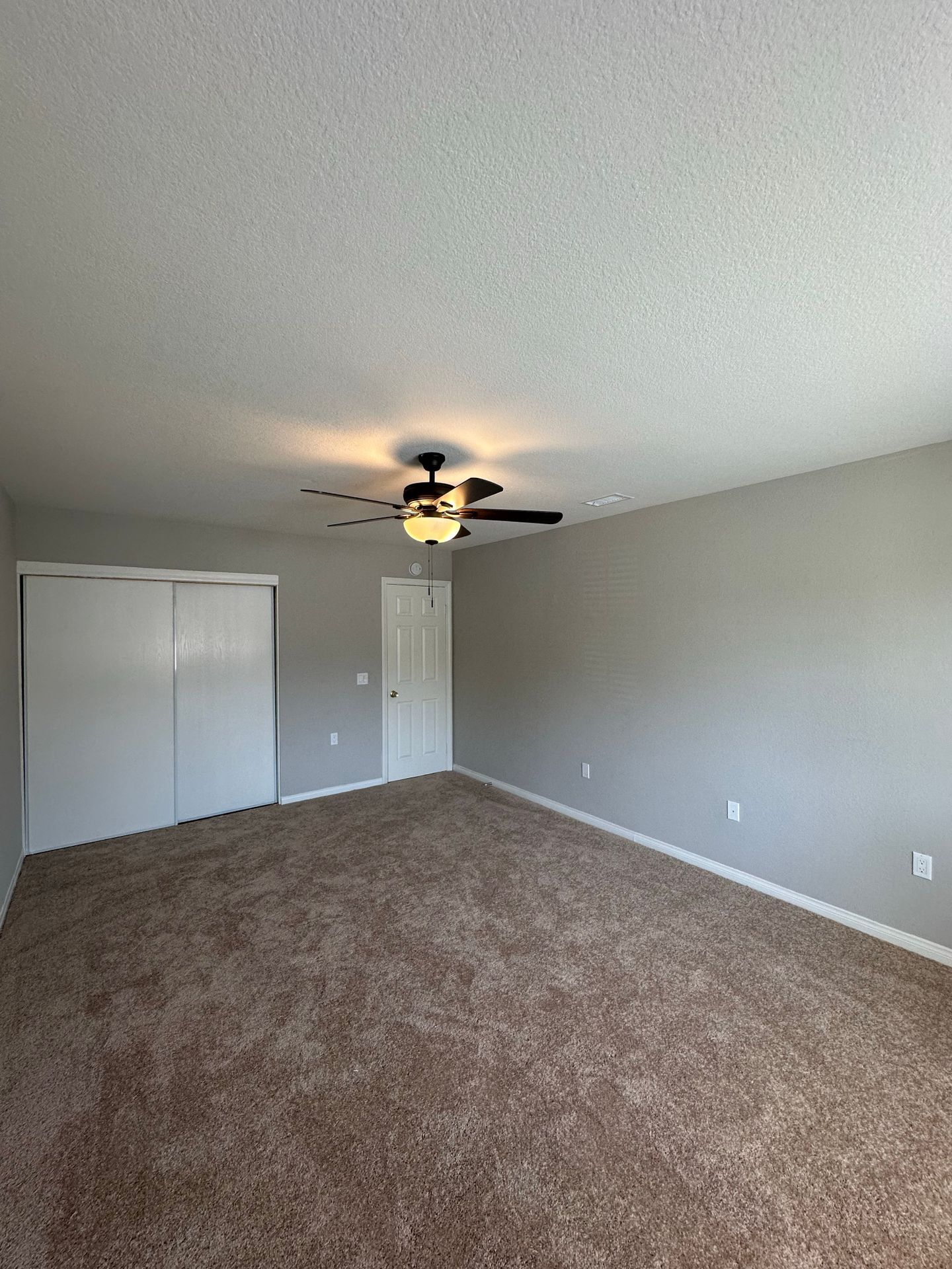 Building Photo - 9856 La Rosa Dr