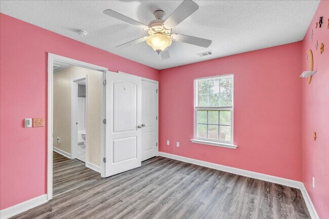 Building Photo - Spacious 4 Bed, 2.5 Bath in White Oak