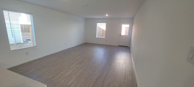 Building Photo - NEWLY BUILT 3 bedroom 2.5 Bath single fami...