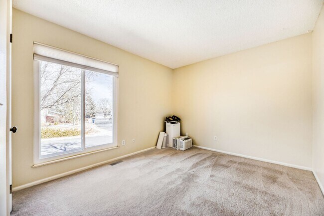 Building Photo - Enjoy the Private Pool and Outdoor Sauna at this 3/2 Home in a Quiet Neighborhood in Louisville