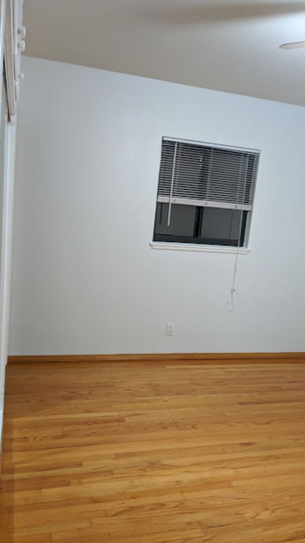 Building Photo - Spacious three bedroom one and half bath house in Sunland!