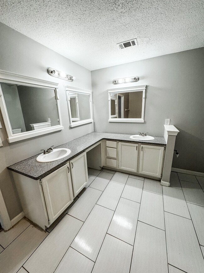Building Photo - 3945 Windyke Dr
