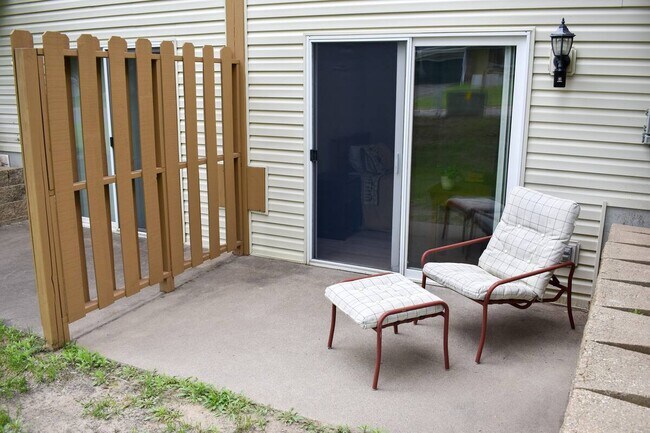 Building Photo - 8A Oak Rd