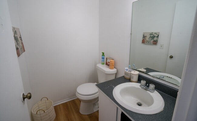 Building Photo - 917 Burcham Dr