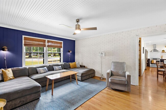 Building Photo - Fully Furnished Home, Short Term Leases Op...