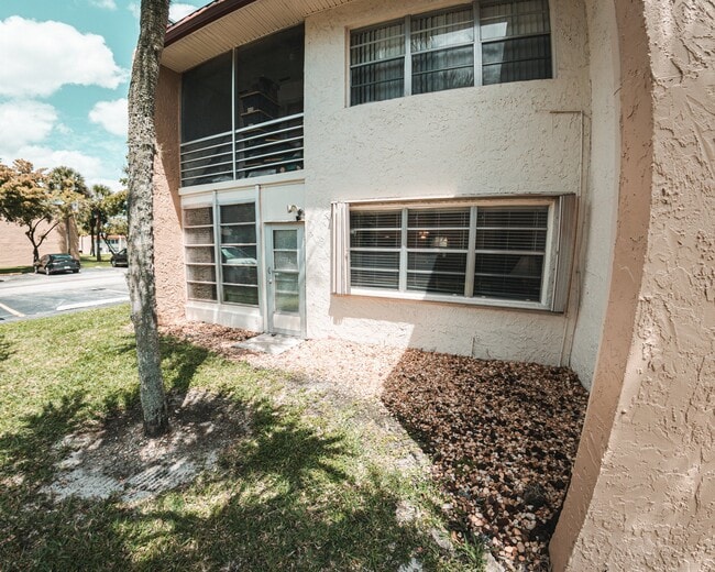 Building Photo - 204 Lake Frances Dr