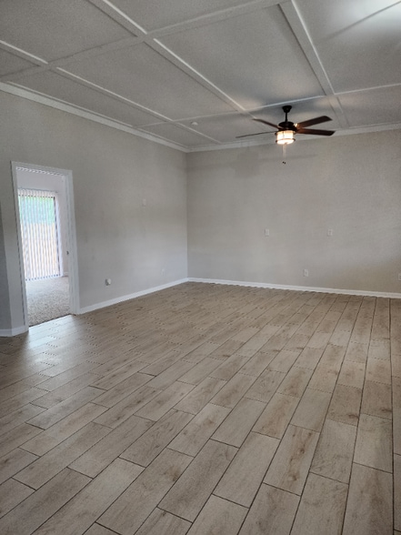 Building Photo - 34 Davis St W