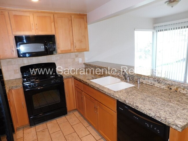 Building Photo - Wonderful Sierra Oaks 3bd/2ba Duplex with 2 Car Garage